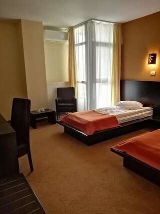 Отель Hotel Maxim Арад Двухместный номер с 2 отдельными кроватями-11